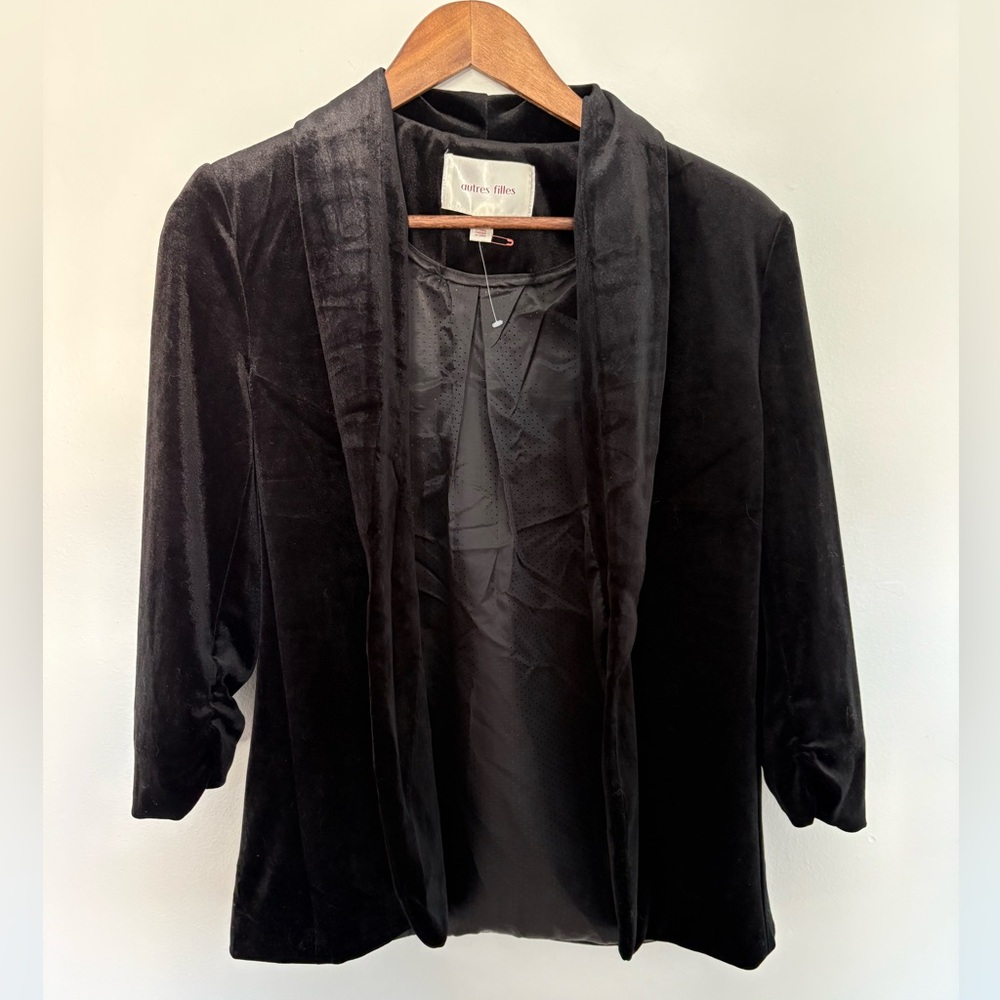 NWOT Autres Filles black velvet open front blazer with 3/4 ruched sleeves